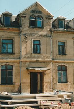 Eingang im Jahr 2000
